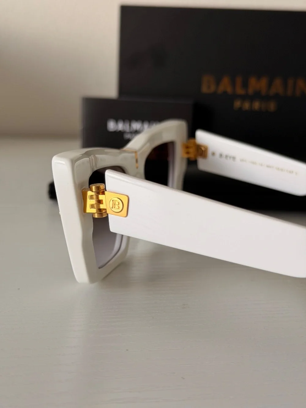 New BALMAIN White Cat Eye Sunglasses B-EYE BPS 156C-54 WHT-GLD Authentic